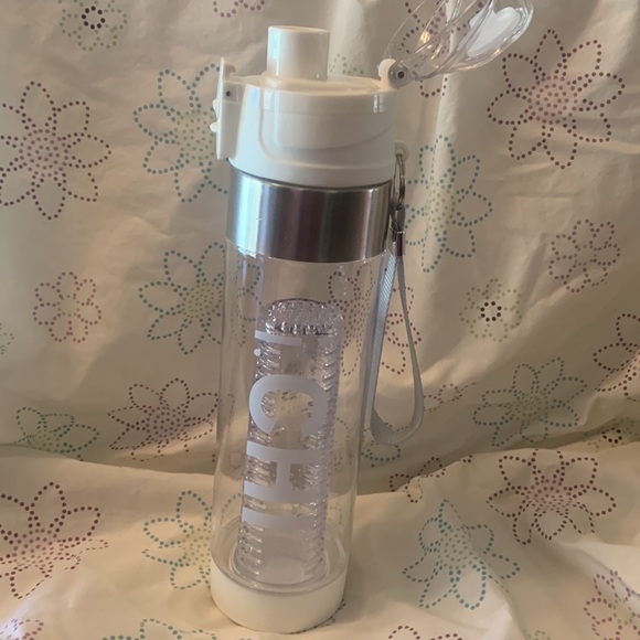 iChi infuse water bottle with strap. Infused your drink 🥤🍒🍉🍎🍍 - Picture 3 of 9